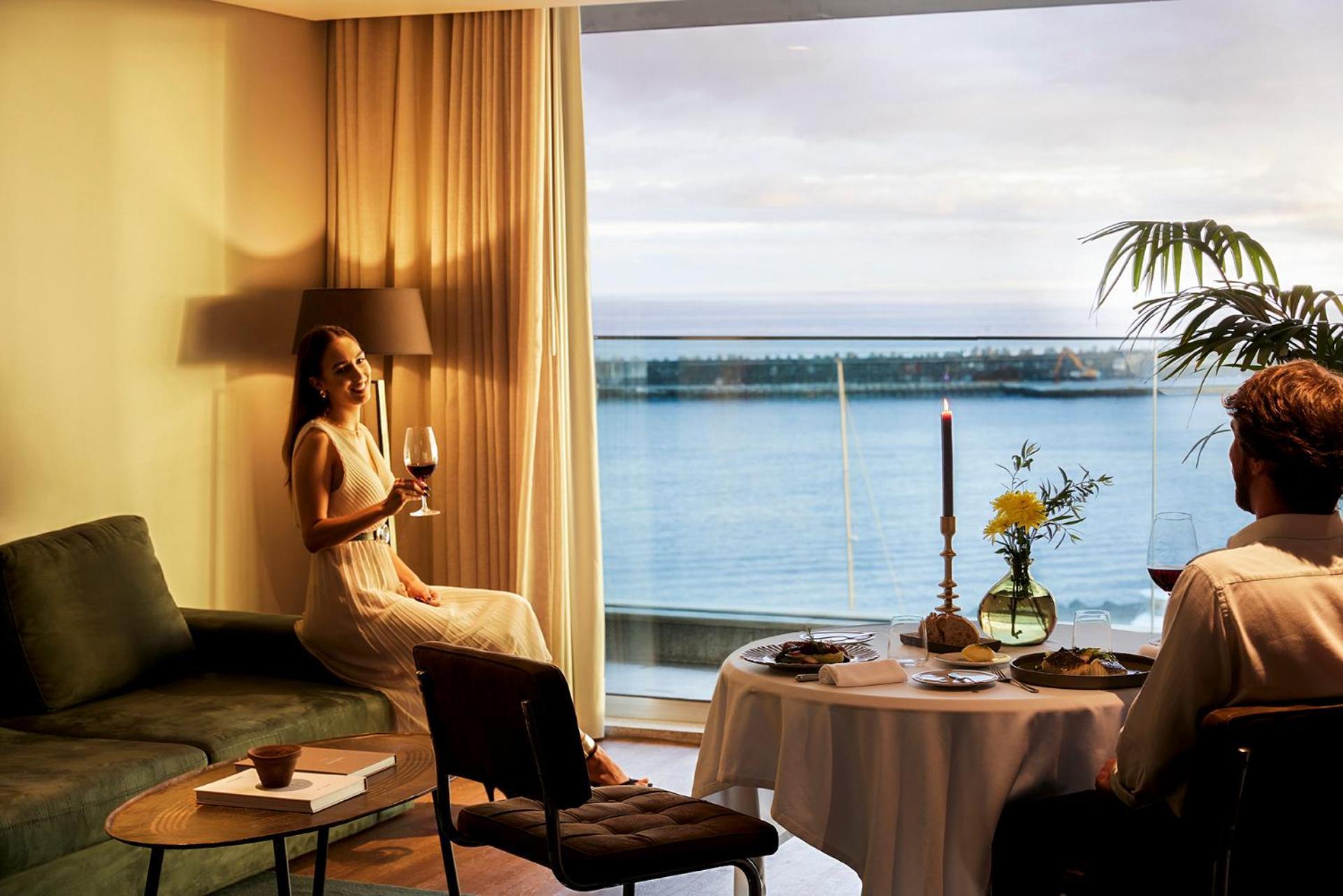 Octant Ponta Delgada Hotel Екстериор снимка A suite on board
