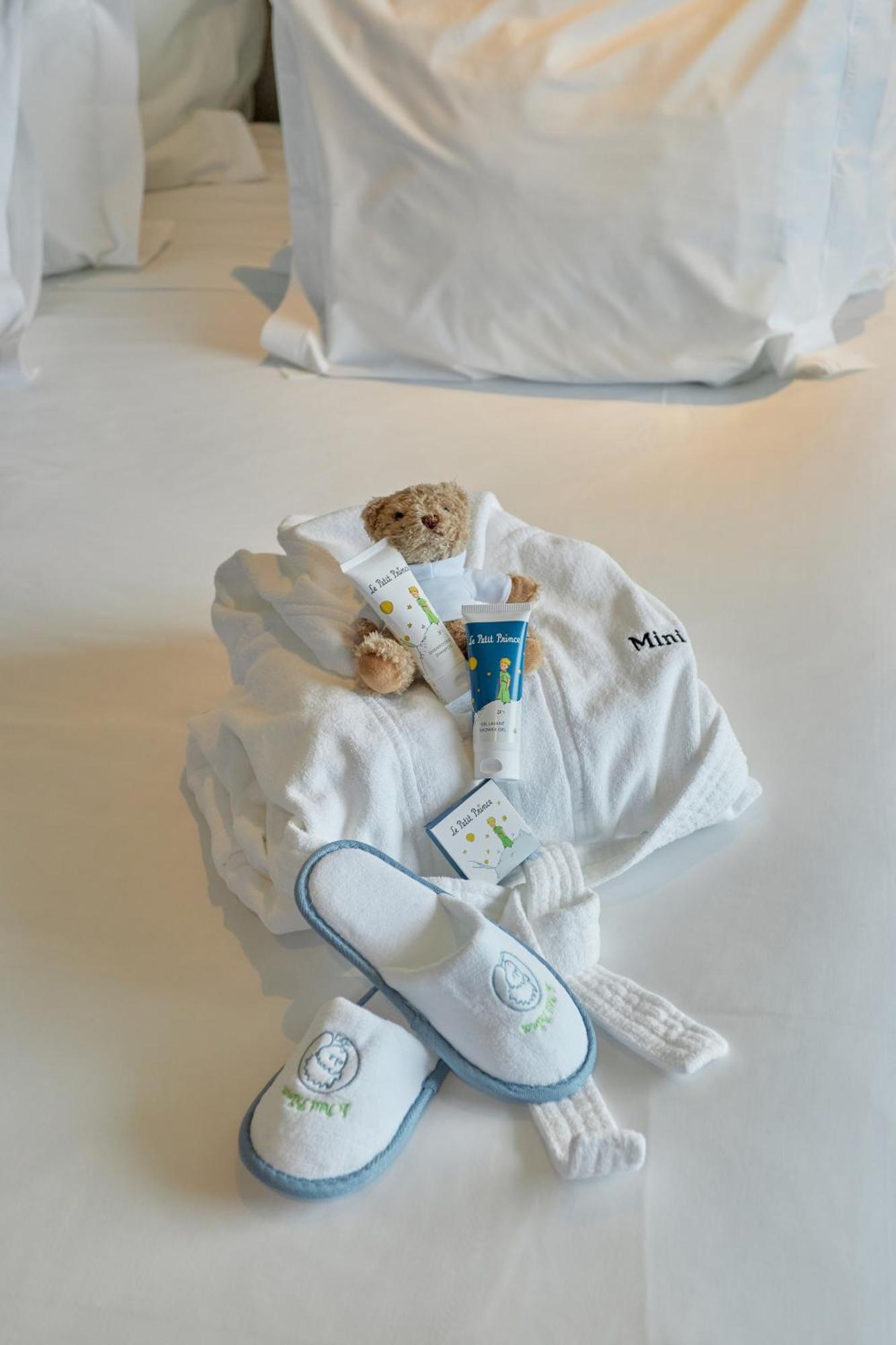 Octant Ponta Delgada Hotel Екстериор снимка A bathrobe and toiletries